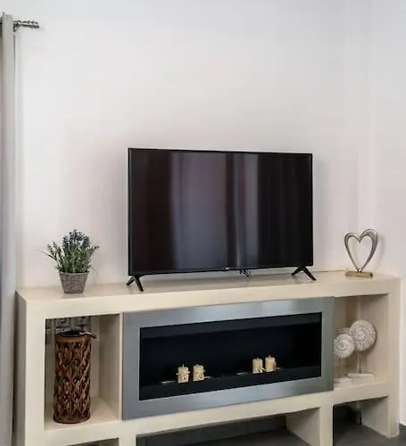 In The Heart Of & Free Pool - Nychteri Daire Fira (Santorini)