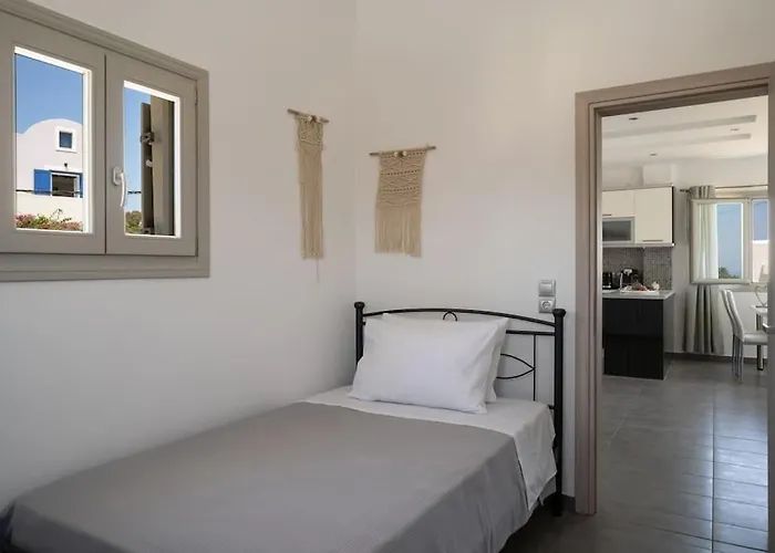 In The Heart Of & Free Pool - Nychteri Fira (Santorini)